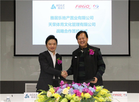 ▲ 东升国际地产集团副总裁兼工业地产认真人阮门风（左）与天荣集团董事局主席李浩杰（右）签约乐成